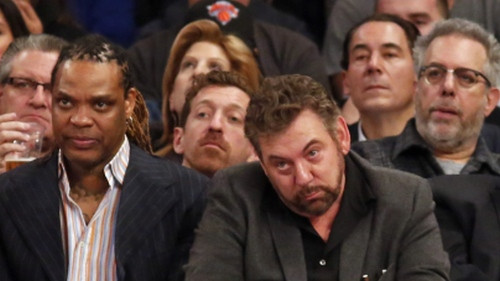 Ņujorkas "Knicks" īpašnieks rupji apvaino fanu un atkal iekuļas skandālā