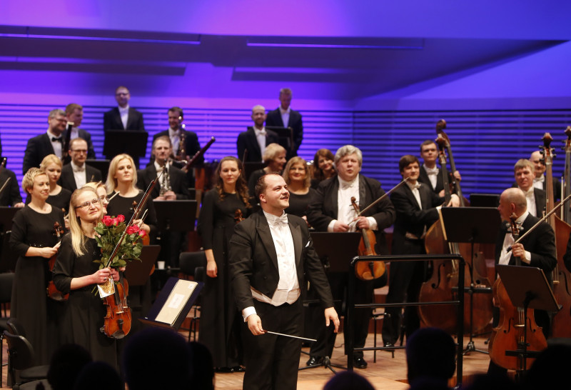 Atvara Lakstīgalas pēdējais LSO koncerts galvenā diriģenta godā