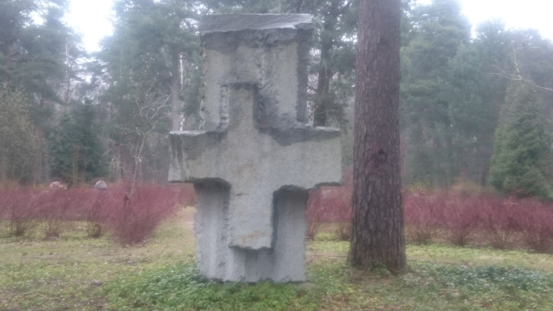 Latvijas Mākslinieku savienība aicina uz ikgadējo talku Mākslinieku kapu kalniņā, Pirmajos Meža kapos, Rīgā