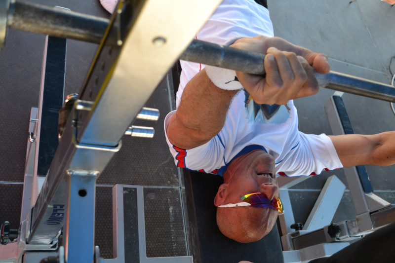 Jefimijs Klementjevs 50 kg smagu svaru stieni uzspiež 222 reizes
