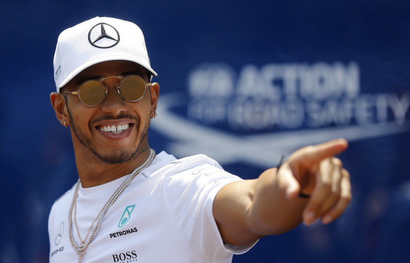 Hamiltons: "Fetels ir izvēlēts par "Ferrari" pirmo numuru"