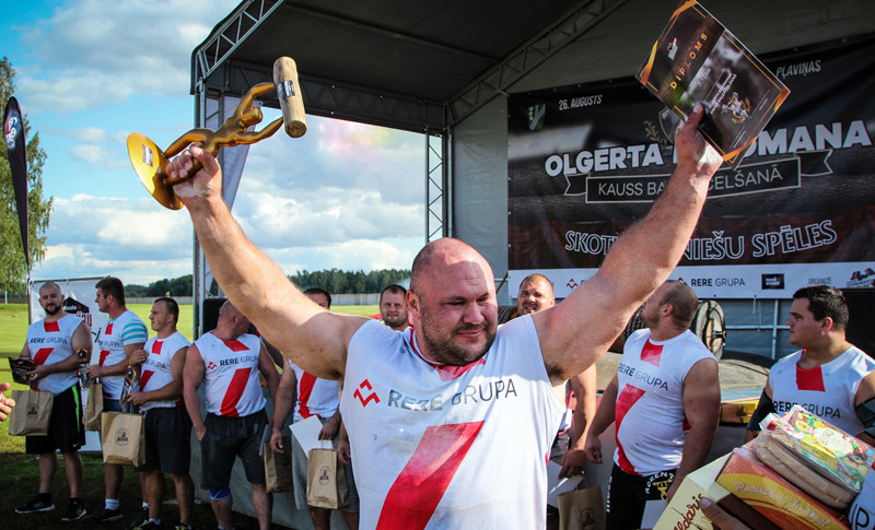 Spēkavīrs Zāģeris uzstāda Latvijas rekordu baļķa celšanā