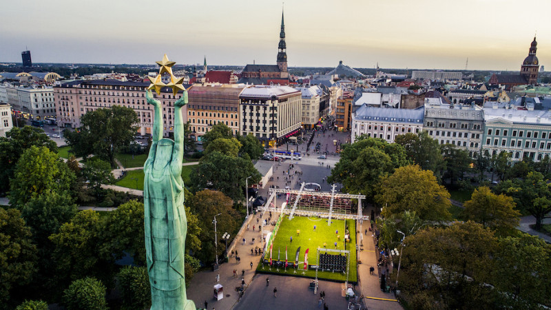 Vērienīgais 12 stundu futbola turnīrs Brīvības pieminekļa pakājē noslēdzies