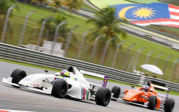 Formula 4 sacīkstēs Sepangas trasē nefinišē neviena mašīna