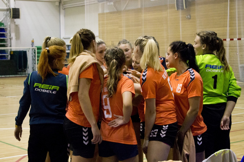 Latvijas čempionātā sievietēm četras spēles Dobelē, viena Ulbrokā