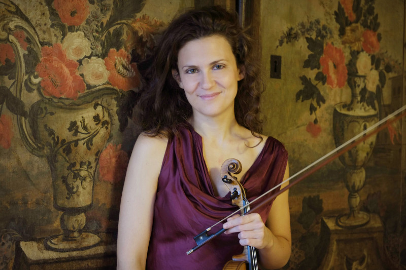 Itāļu vijolniece Lorenca Borrani un Sinfonietta Rīga tiekas uz Lielās ģildes skatuves