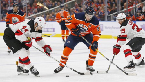 Makdeividam trīs piespēles, slikti sezonu sākusī "Oilers" iemet sešas ripas "Devils"