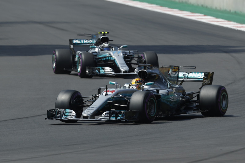 Konkurentiem bažas: "Mercedes" komanda Brazīlijā būs neuzvarama