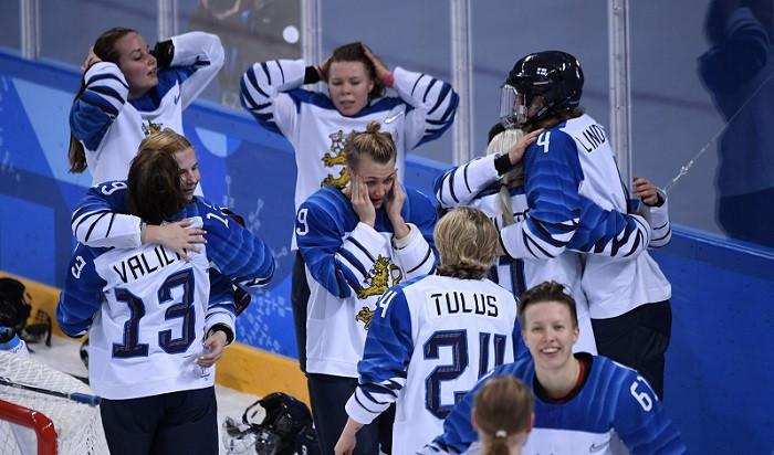 Aizraujošā cīņā par bronzu Somijas hokejistes pieveic krievietes