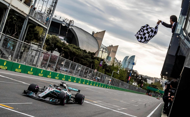 Hamiltons izcīna uzvaru Lielbritānijas "Grand Prix" kvalifikācijā