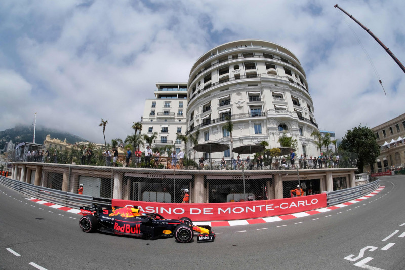 "Red Bull" piloti ātrākie pirmajā F1 treniņā Monako