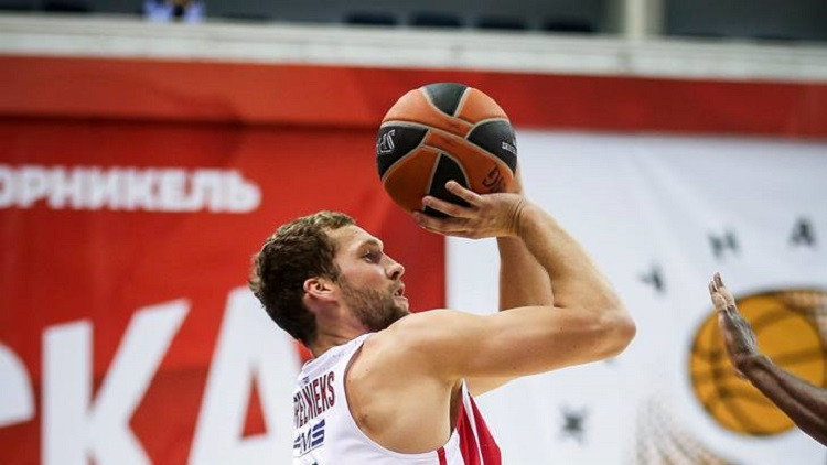 Strēlniekam septiņi punkti galotnē Halkidā, Peiners pārsteidz "Anadolu Efes"