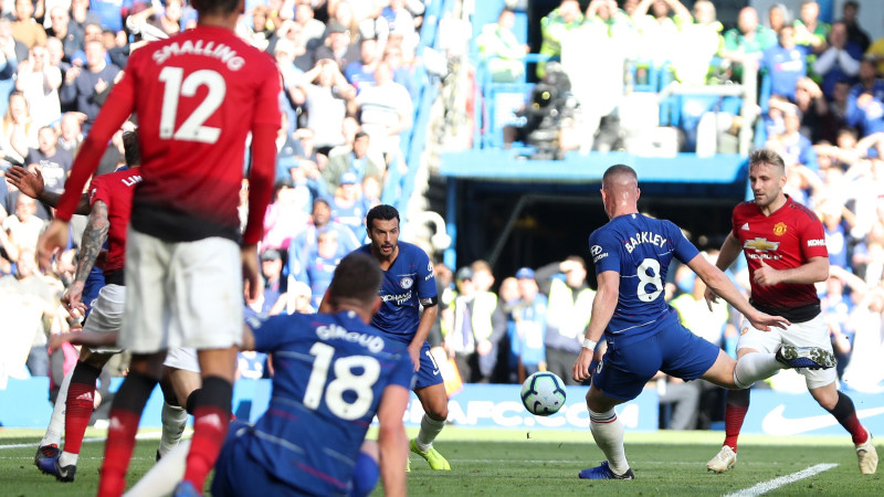 "Chelsea" aizraujošā cīņā izrauj neizšķirtu pret "United", Morinju iesaistas kautiņā