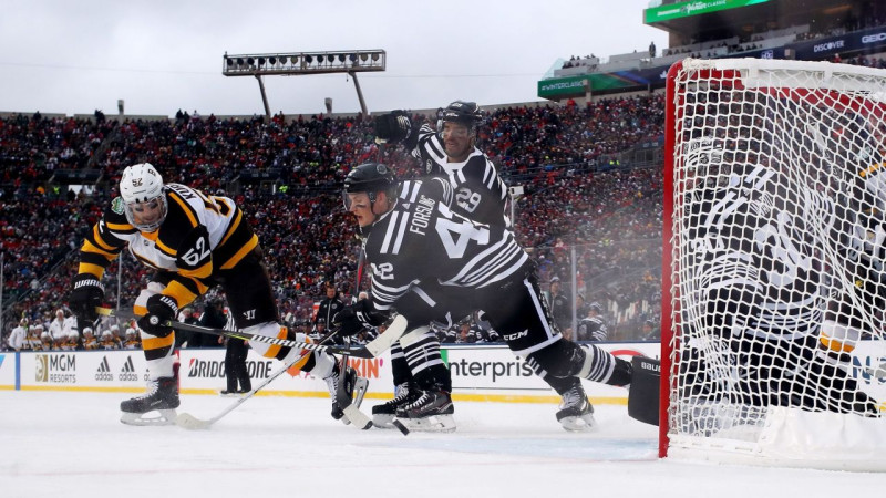 "Bruins" pieveic "Blackhawks" un otro reizi uzvar "Winter Classic" mačā