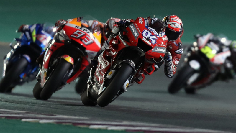 Kataras nakts "MotoGP" sacīkstēs aizraujošā un fantastiskā cīņā uzvar Doviciozo