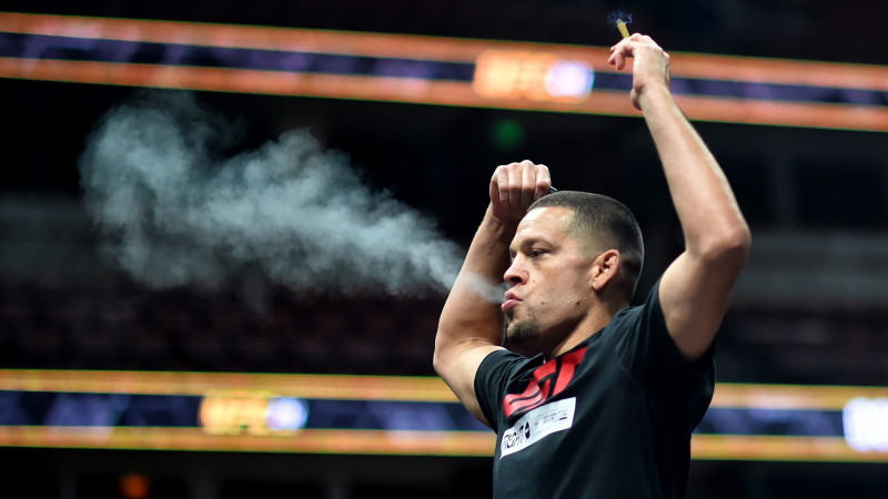 Diazs ''UFC 241'' atklātajā treniņā uzsmēķē kāsi (+video)