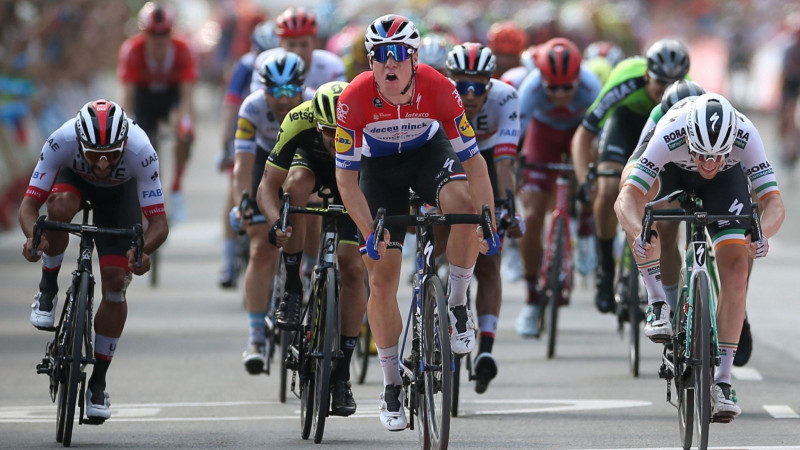 "Jumbo-Visma" neveiksmes turpinās,  "Vuelta a Espana" debijā uzvar Jakobsens