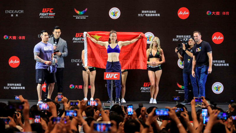 Džana izcīna 20. uzvaru pēc kārtas un sagādā Ķīnai pirmo UFC čempiontitulu
