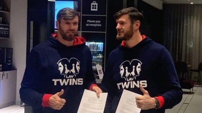 Gandrīz 40 gadus vecie dvīņi Lavrinoviči šosezon spēlēs Lielbritānijas vicečempionē