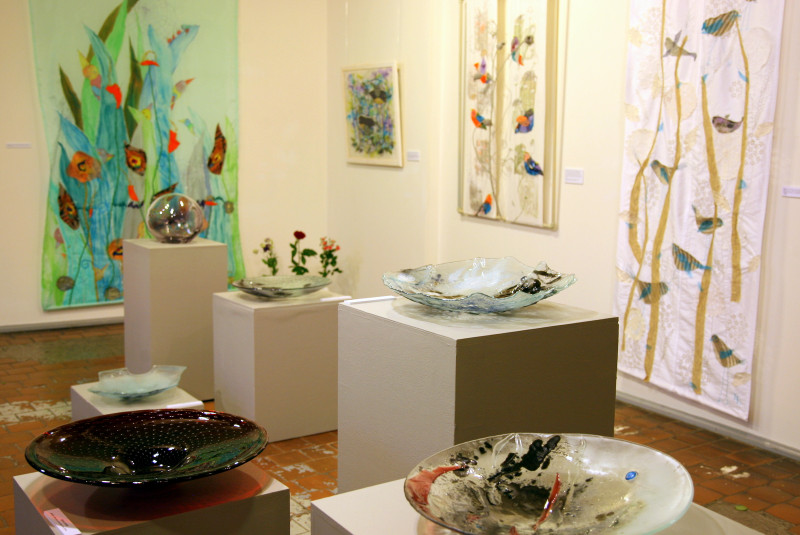 Mākslas galerijā „Durvis” skatāms Ivetas Liepiņas tekstils, Baibas Briedes un Agneses Gedules stikls