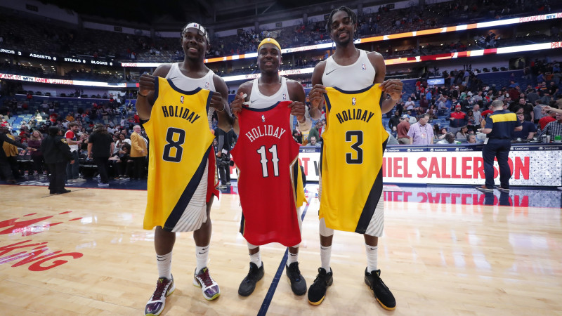 Holideji kļūst par pirmo brāļu trio, kas devies laukumā vienā NBA spēlē