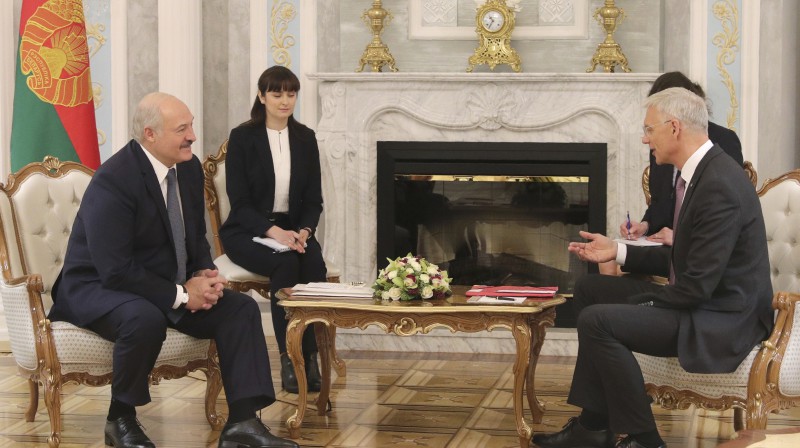 Kariņš uzdāvina Lukašenko Latvijas izlases kreklu un apspriež 2021. gada PČ rīkošanu