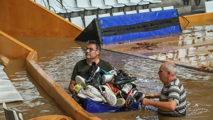 Vētras komandai ārkārtas situācija viesos: upe applūdina Eirolīgas kluba zāli