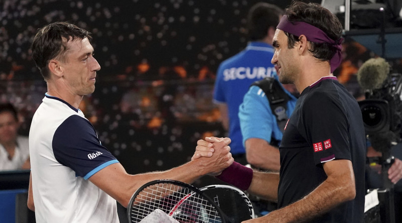 Federers dramatiskā supertaibreikā pieveic Milmanu un svin 100. uzvaru Melburnā