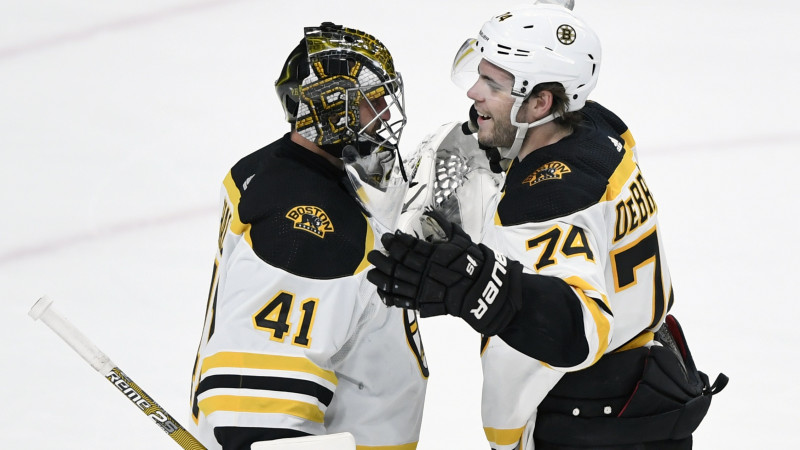 "Bruins" pārņem vadību NHL, "Rangers" iemet piecus vārtus kļavu lapām