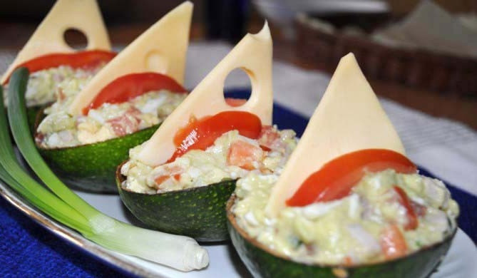 Avokado salātu laiviņas ar siera burām