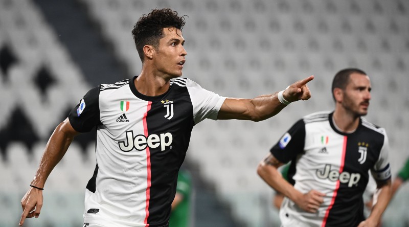 "Atalanta" ātrvilcienu spēj apturēt vienīgi pendeles - Ronaldu izglābj "Juventus"