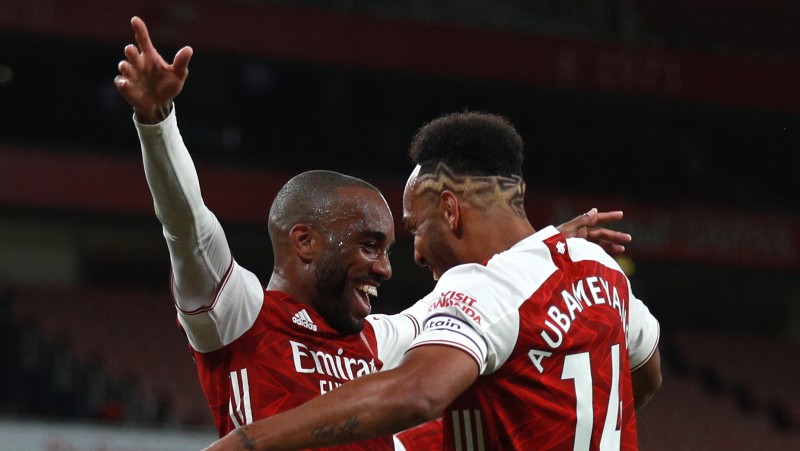 Lakazetam 50. vārti klubā, Londonas "Arsenal" blāvā spēlē izrauj uzvaru