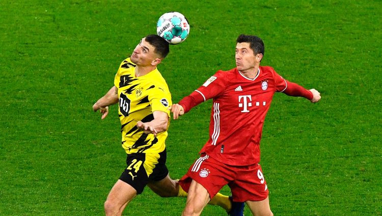 ''Bayern'' Bundeslīgas grandu duelī pārspēj ''Borussia''