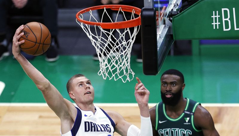 Porziņģim 19+8, Dončičam 36+8, "Mavericks" uzvar "Celtics"