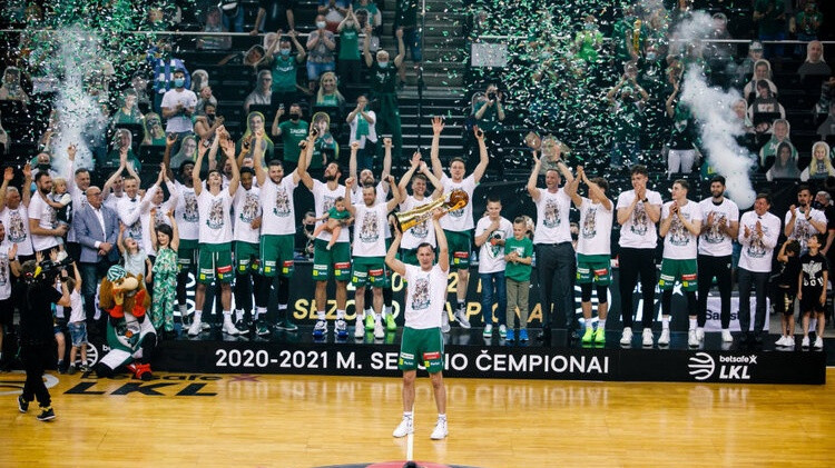 ''Žalgiris'' 23. reizi 28 gadu laikā triumfē Lietuvas čempionātā, Efes uzvar arī Turcijā