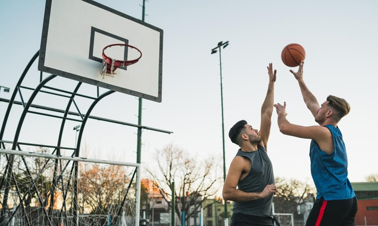 Reklāmraksts: 6 iemesli, kādēļ vērts sākt spēlēt basketbolu