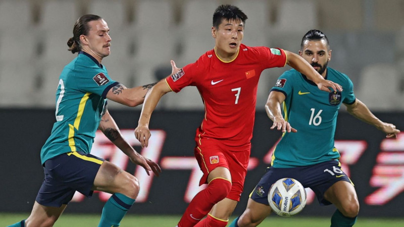 Austrālijas futbolisti zaudē svarīgus punktus Ķīnā, irāņi ar vienu kāju Katarā