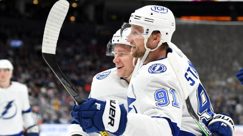 "Lightning" iztur Vegasas spiedienu, pirms pārtraukuma kļūstot par NHL līderi