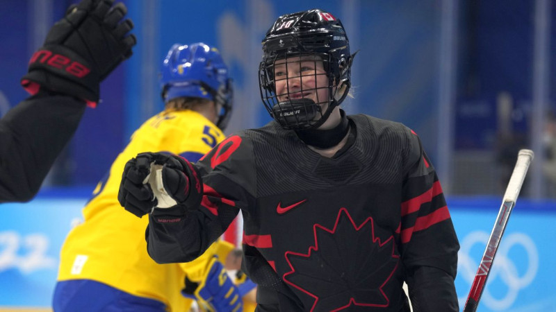 Divām hokejistēm pa "hat-trick", Kanāda iemet 11 ripas Zviedrijas vārtos