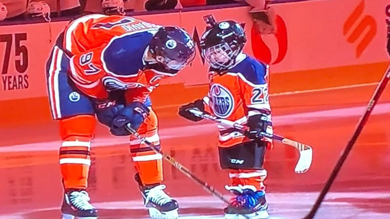 Video: Makdeivids un ''Oilers'' piepilda maza puisēna kvēlāko sapni