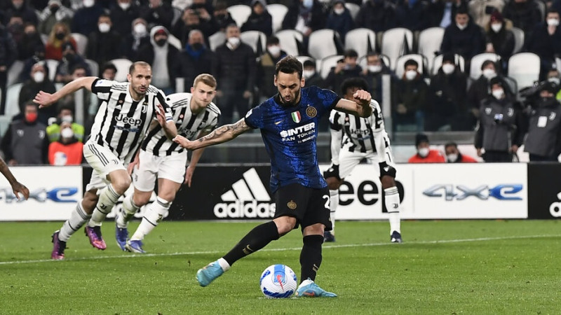 ''Napoli'' uzvar Bergamo un panāk ''Milan'', ''Inter'' apspēlē ''Juventus''