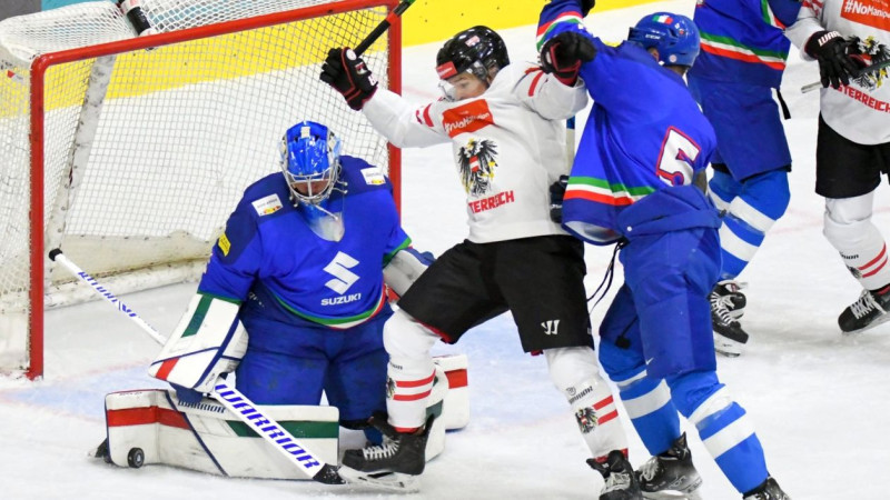 Latvijas sāncense Austrija iemet piecas ripas Itālijas hokejistu vārtos