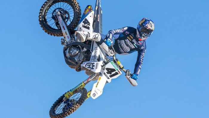 Jonass krīt un finišē devītais MXGP kvalifikācijas sacīkstēs Spānijā