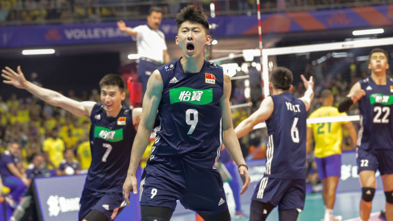 Ķīnas volejbolisti šokē čempioni Brazīliju, poļi sagādā pirmo zaudējumu Francijai