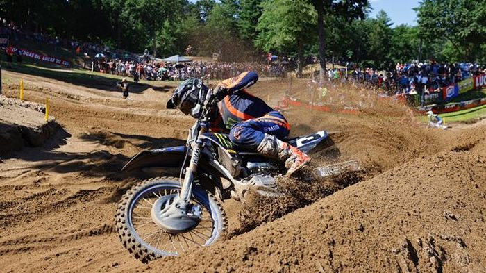 Tomaks uzvar "Pro Motocross" posmā un vairs tikai punktu zaudē līderim