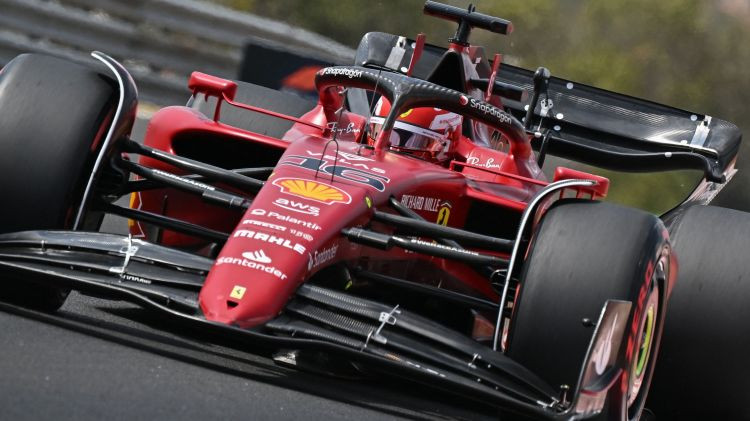 "Ferrari" piloti Sainss un Leklērs ātrākie pirmajos Ungārijas treniņbraucienos