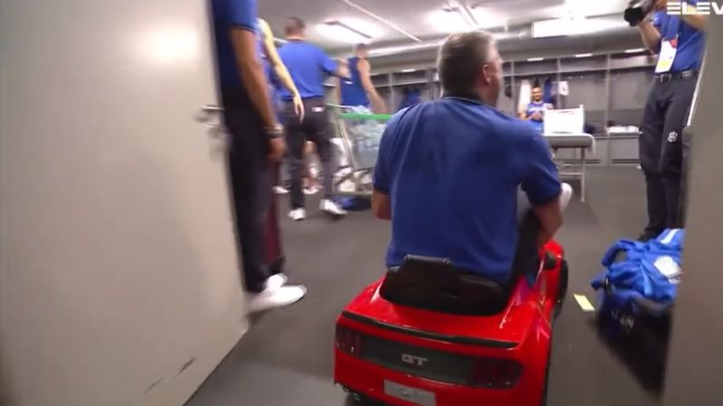 Video: Itālijas galvenais treneris uzvaru pret Ukrainu nosvin sarkanā bērnu auto