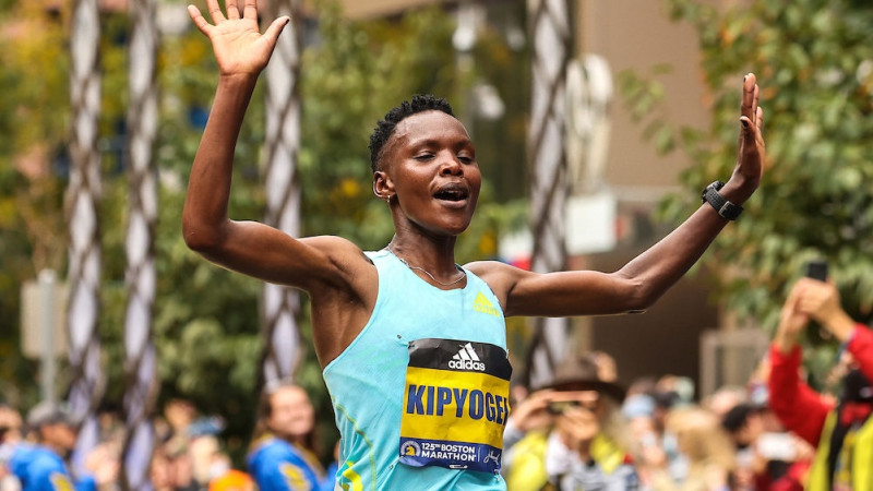 Pērnā gada Bostonas maratona uzvarētāja Kipjokei saņēmusi pagaidu diskvalifikāciju