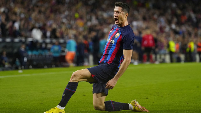 Levandovskis mača izskaņā atnes ''Barcelona'' desmito uzvaru sezonā