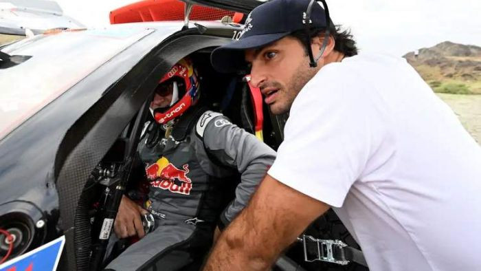 F1 pilots Sainss nonāk Dakaras rallija tiesnešu uzmanības centrā